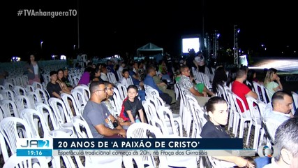 Público começa a chegar na Praça dos Girassóis para ver espetáculo 'Paixão de Cristo'