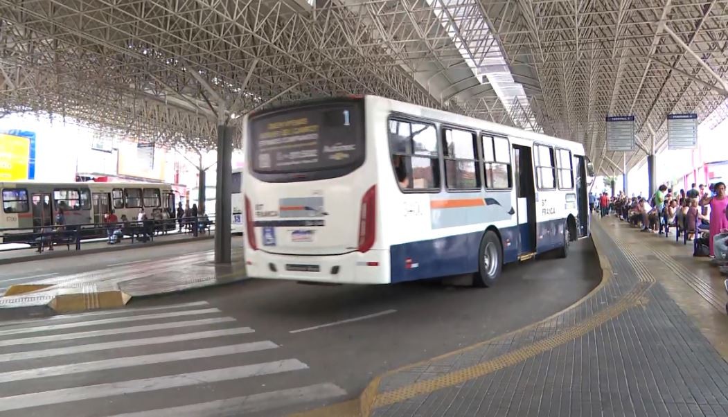 Observatório Social alerta Prefeitura sobre desgaste de pneus em ônibus de Franca: 'Item de segurança obrigatório'