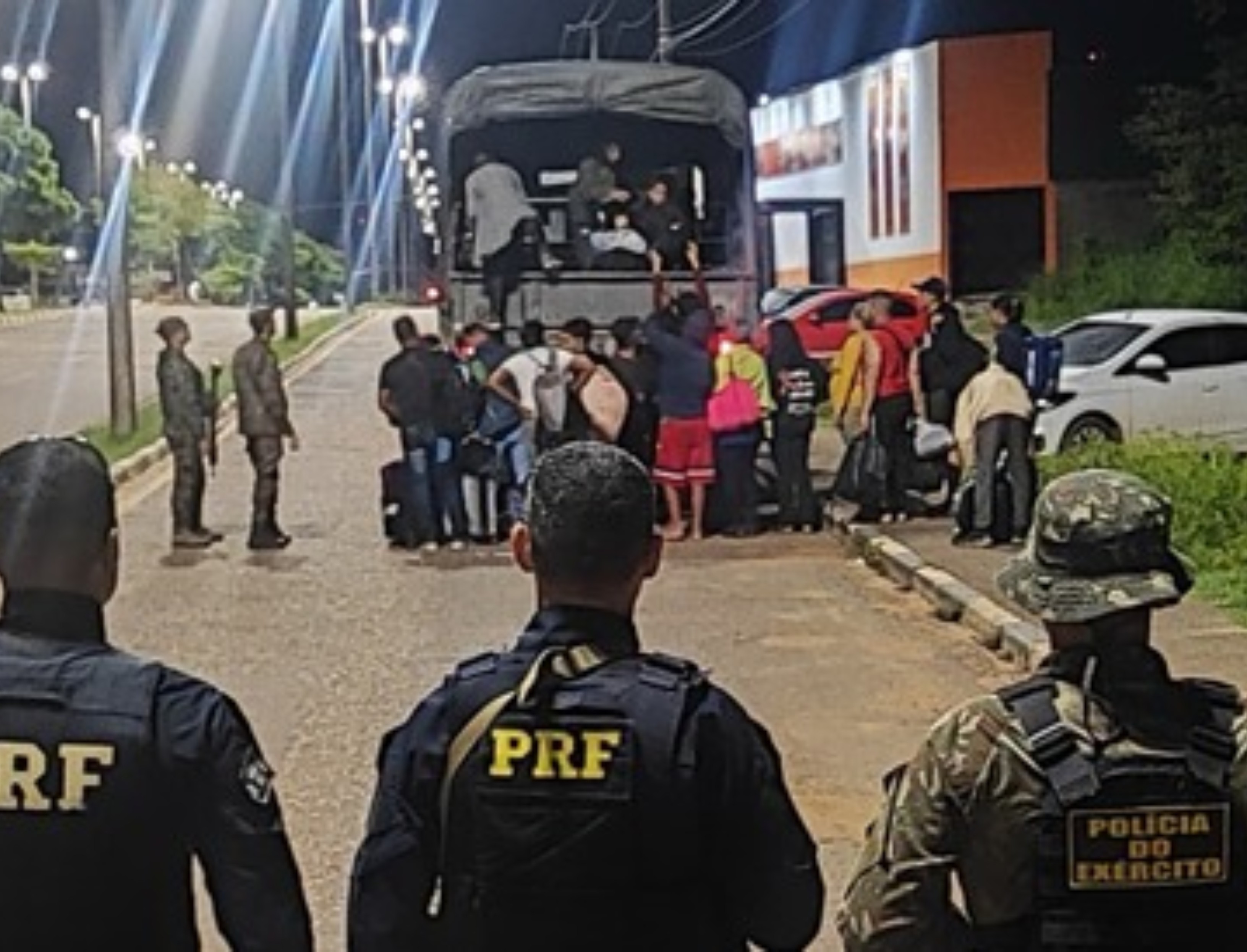 Mais 35 cubanos são resgatados ao atravessar a pé ponte de Roraima e polícia cita elo com 'coiotes'