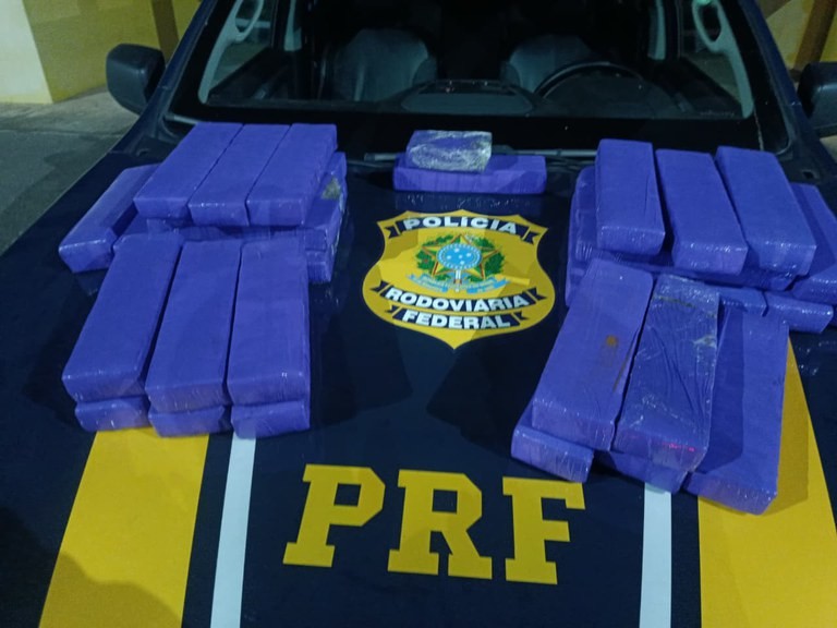 Adolescente é apreendido com 26 quilos de maconha escondidos em ônibus na rodovia Fernão Dias