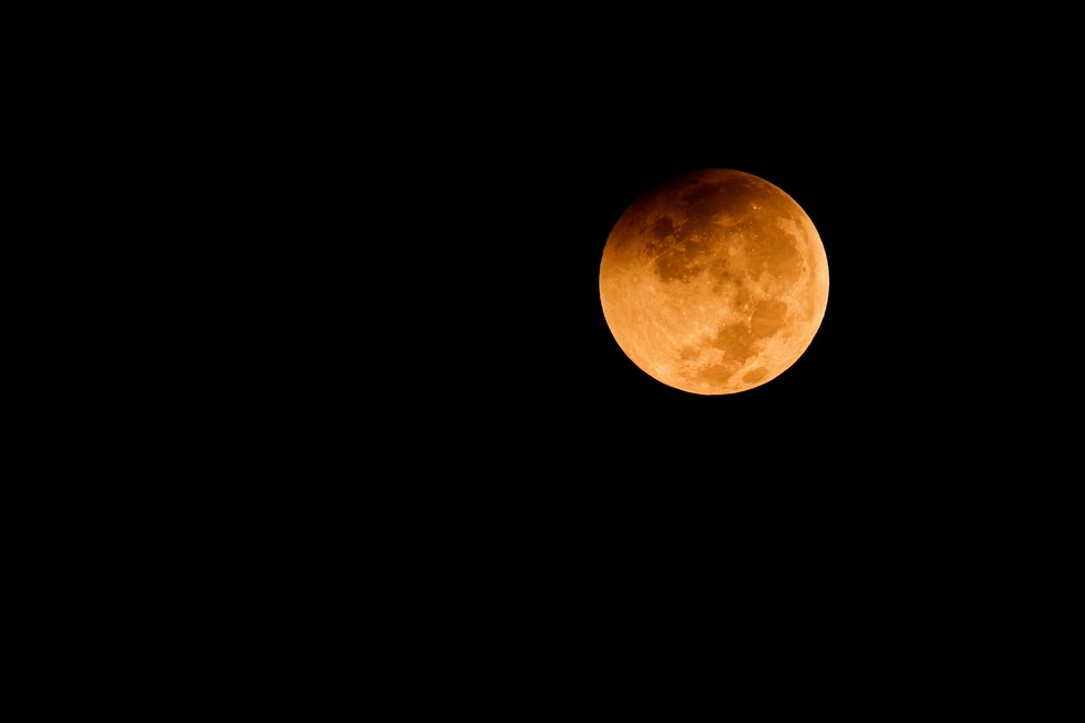 Eclipse lunar parcial � visto em Jeddah, na Ar�bia Saudita, nesta sexta-feira (28). � Foto: Ibraheem Abu Mustafa/Reuters