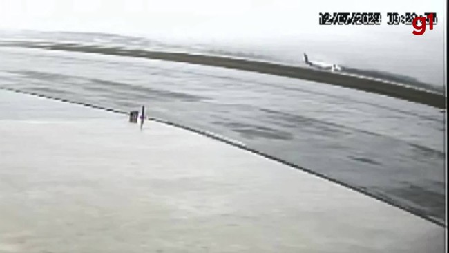 Vdeo mostra momento em que avio derrapa na pista do aeroporto de Florianpolis