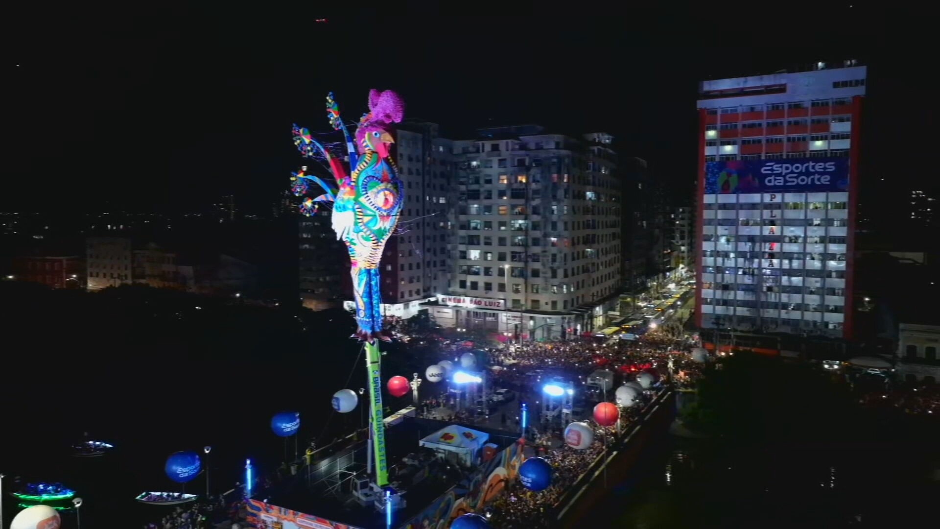 É carnaval! Galo Gigante fica de pé para comandar folia no Recife; VÍDEO