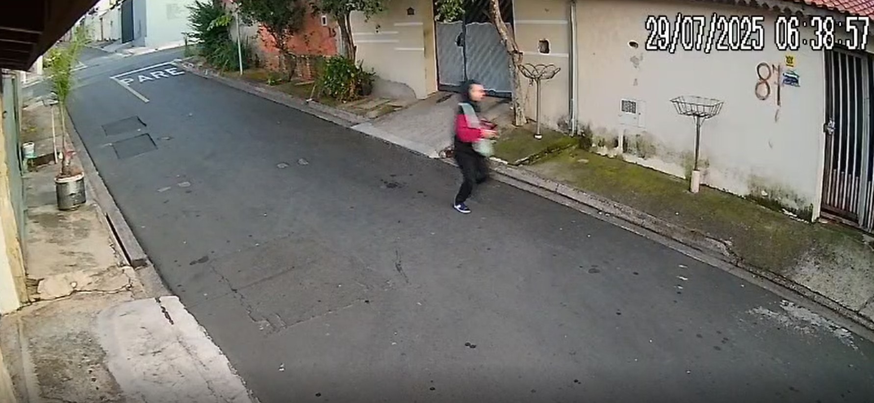 VÍDEO: jovem baleada durante assalto em ponto de ônibus no interior de SP tentou fugir antes de morrer
