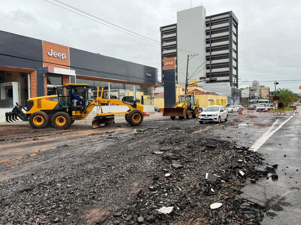 Emdurb interditou parcialmente a avenida Nações Unidas, em Bauru (SP) para a recuperação da capa asfáltica — Foto: Gabriel Pelosi/TV TEM