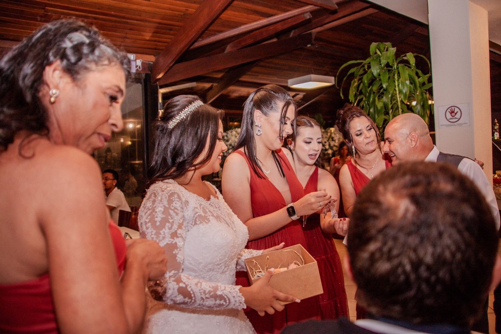 Convidados do casamento de Thaís não se incomodaram por custar as bebidas. — Foto: Aylla Amitayus