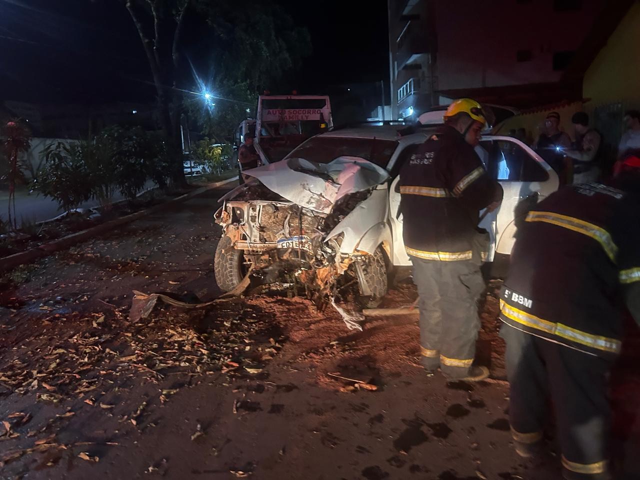 Vídeo mostra momento em que caminhonete atinge árvore em Unaí; motorista retornava de festa e havia bebido
