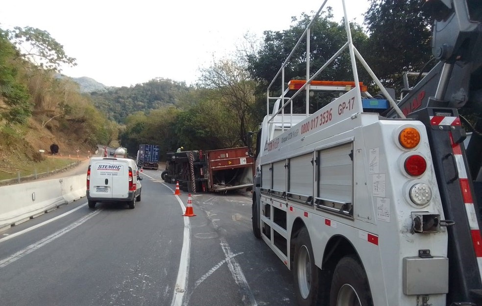 Carreta tomba na subida da Serra das Araras, em Piraí — Foto: Divulgação/CCR RioSP