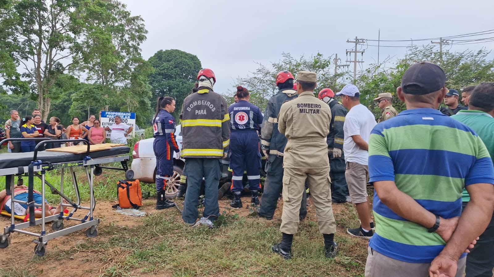 Carro de passeio bate em caminhonete na PA-370; passageiro ficou preso às ferragens