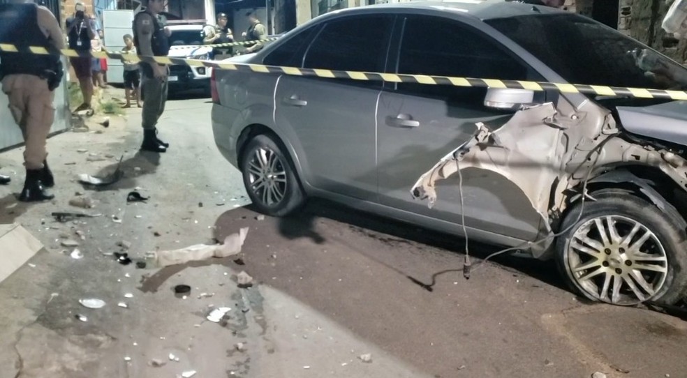 Veículo destruído após batida em Caratinga — Foto: Redes sociais