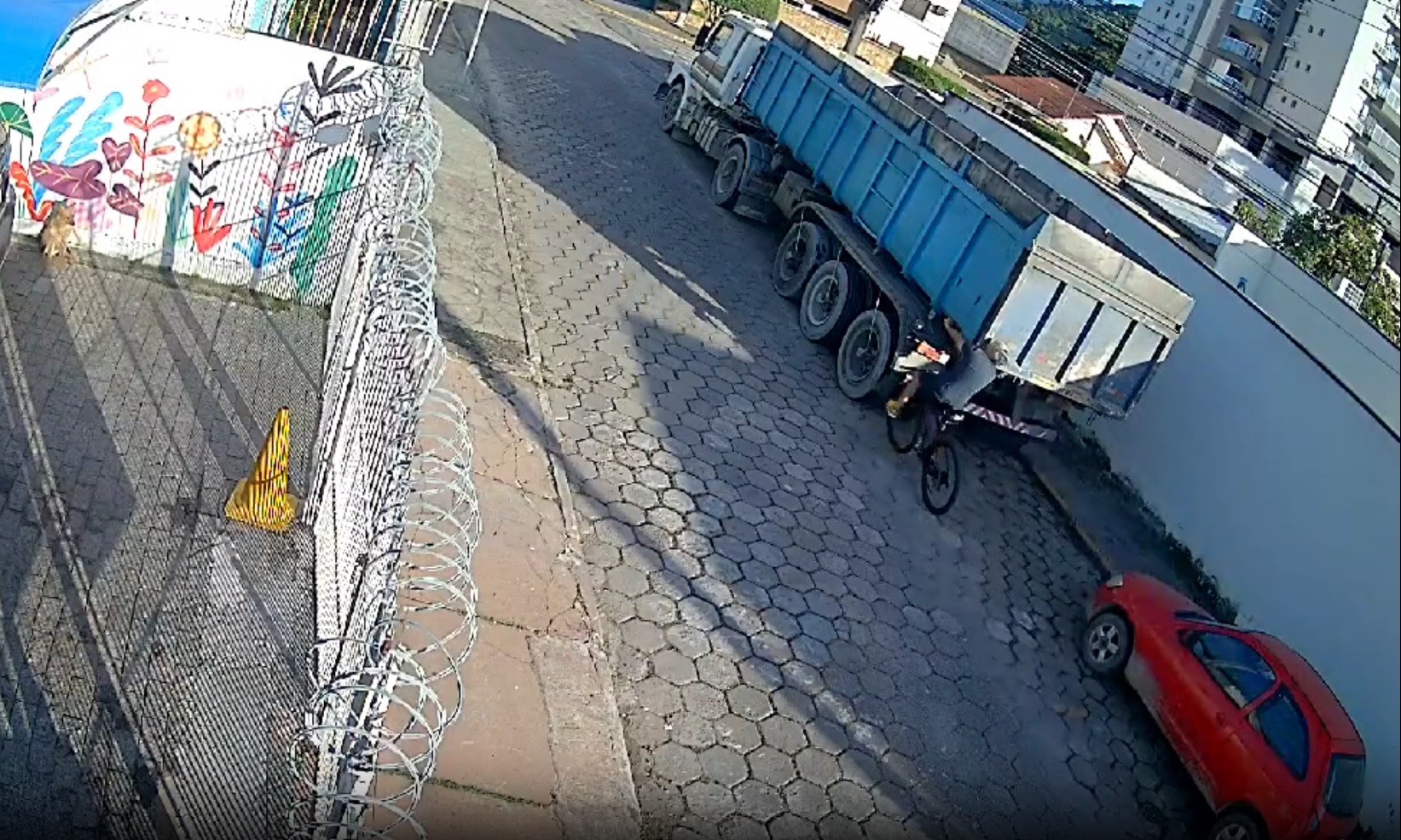 VÍDEO: Ciclista se distrai e bate em caminhão parado em Caraguatatuba