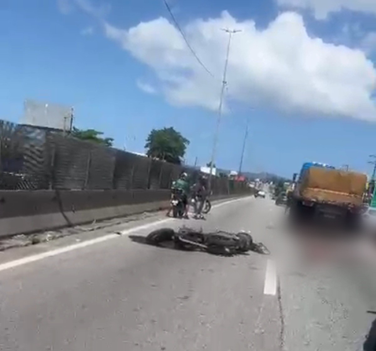 Motociclista morre após colisão com carreta na BR-101 em São José (SC)