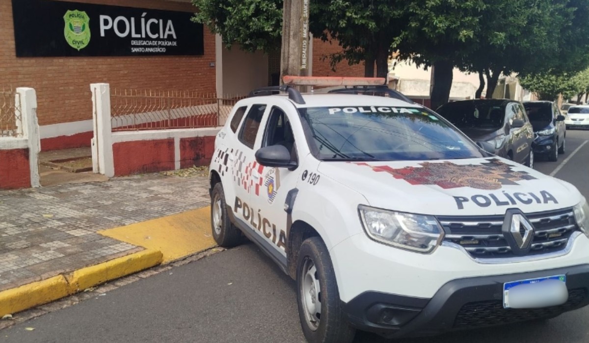 Motorista com CNH suspensa bate carro em muro e é detido após recusar teste do bafômetro no interior de SP