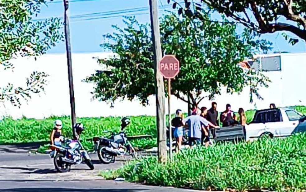 Motociclista atingido por pipa com cerol recebeu socorro de moradores em Birigui (SP) — Foto: Birigui Notícias da Hora/Divulgação