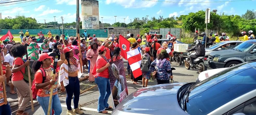 Mulheres protestam na Avenida Paralela, na manhã desta sexta — Foto: Divulgação/MST