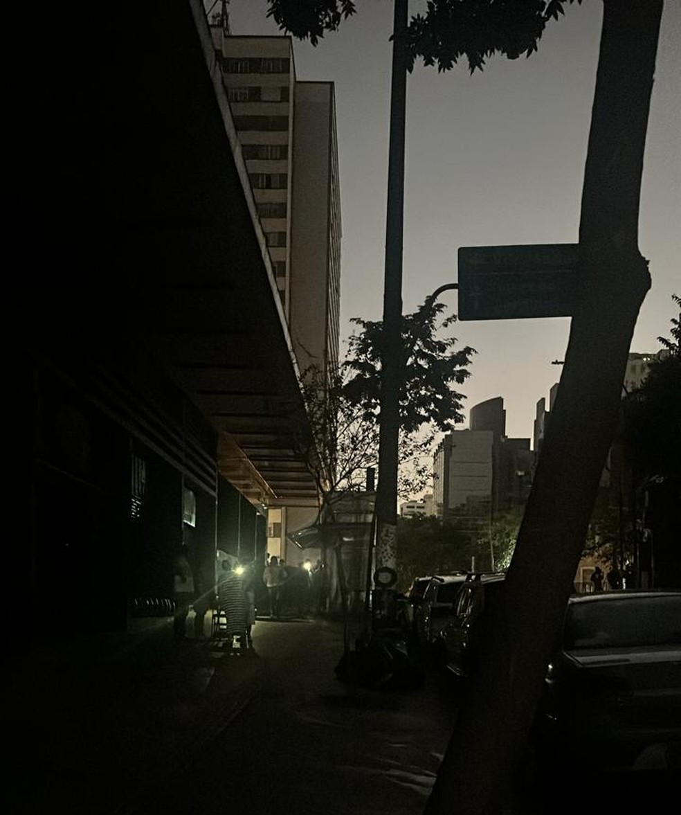 Cruzamento da Avenida Paulista com a Rua Carlos Sampaio totalmente sem luz — Foto: TV Globo