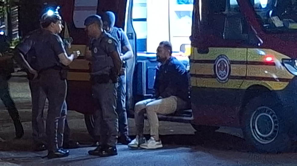 Motorista capotou carro de luxo e atingiu dois veículos estacionados em rua do Cambuí, em Campinas (SP), na noite desta sexta (25) — Foto: Pedro Torres/EPTV