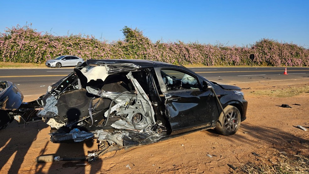 Carro fica destruído após acidente na SP-294 em Pompeia — Foto: Portal NC/Reprodução