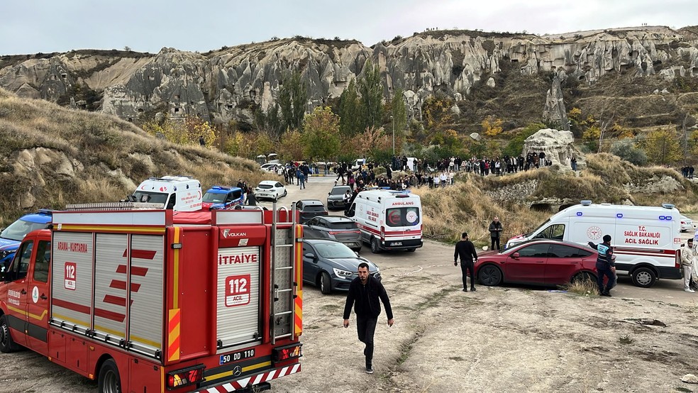 Um caminhão de bombeiros e ambulâncias após a queda de pedras de uma chaminé de fada na região da Capadócia, na Turquia. — Foto: Ihlas News Agency/Reuters
