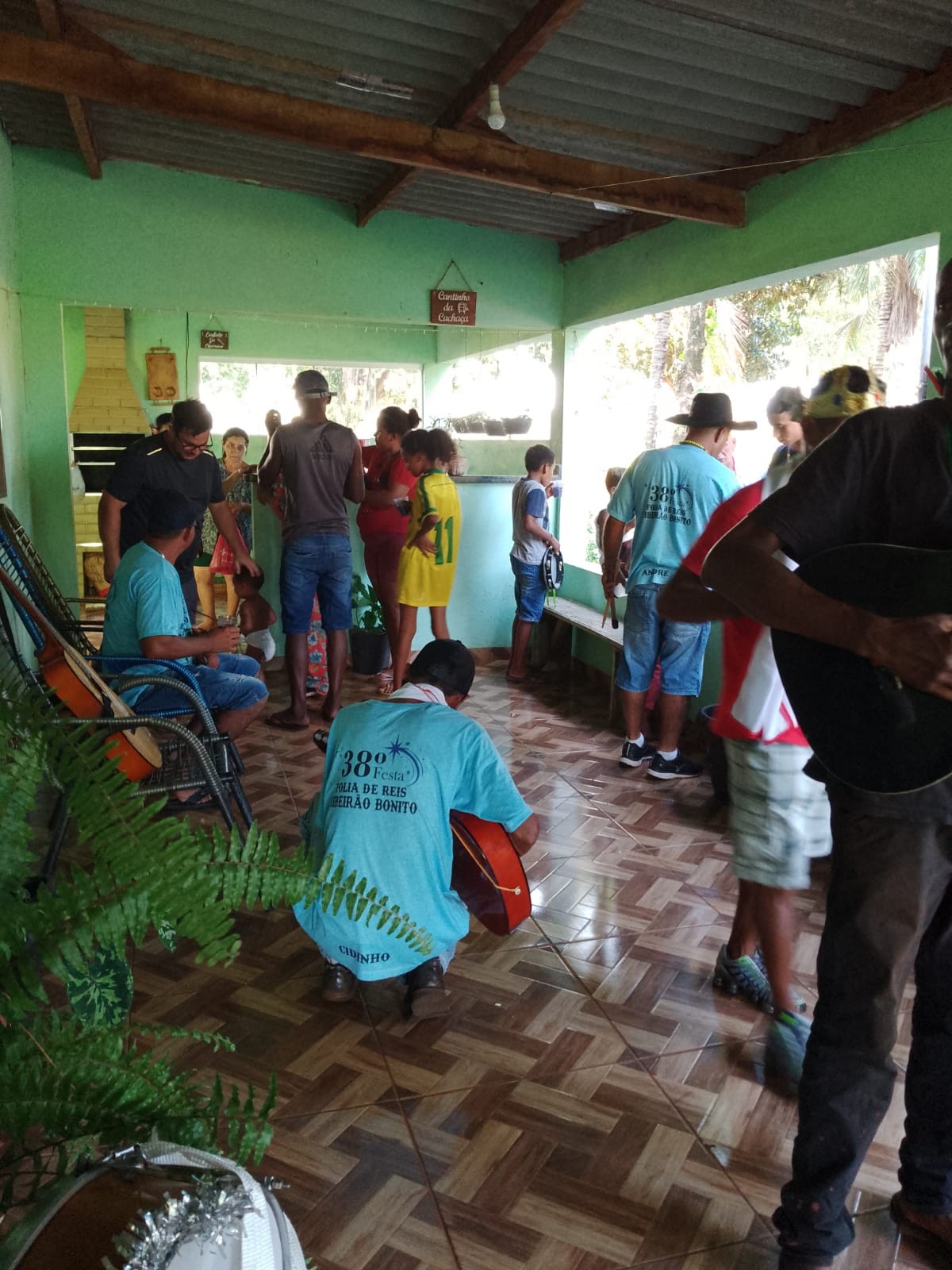 Ao resgatar tradição da visita dos três magos ao nascimento de Jesus, assentamento rural celebra Folia de Reis em Teodoro Sampaio