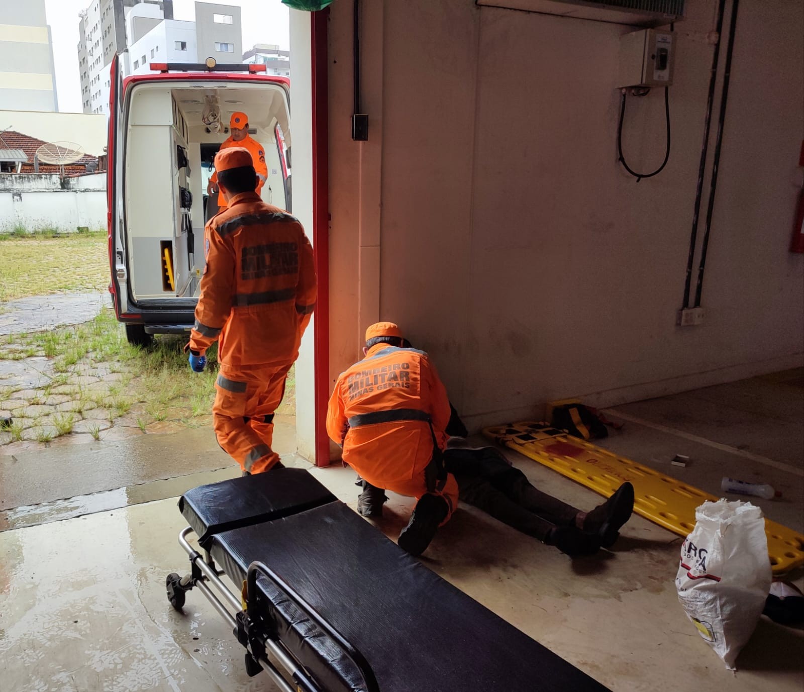 Homem cai de 5 metros de altura ao tentar furtar fios de galpão e passa 12 horas aguardando resgate em MG