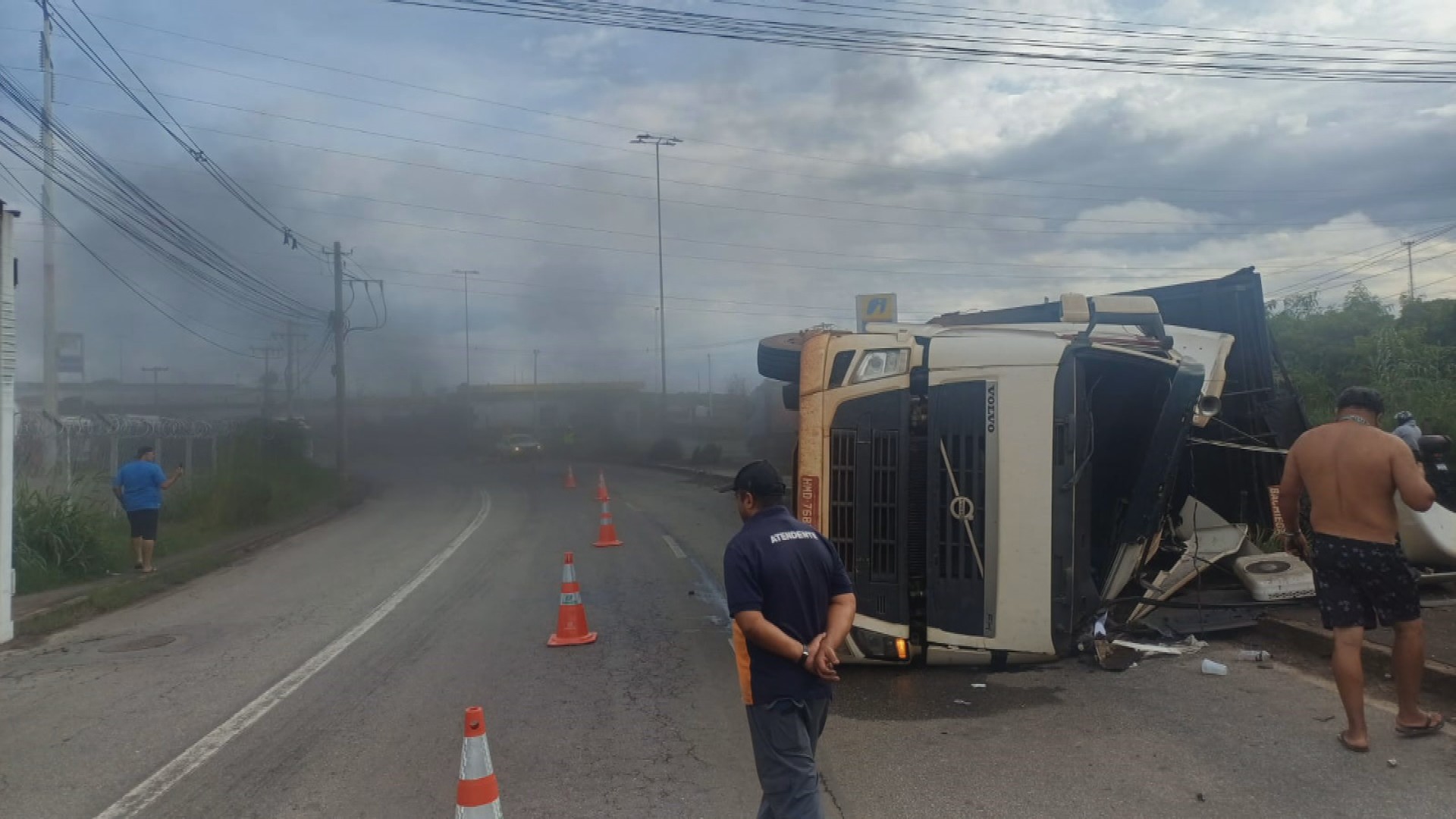 Caminhão carregado com carvão tomba em avenida de Contagem