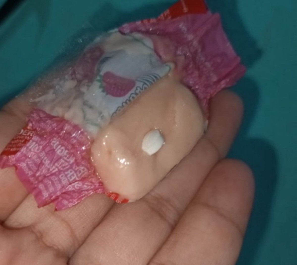 Criança passa mal após comer bala distribuída por pessoas fantasiadas de Papai Noel em praça de MG