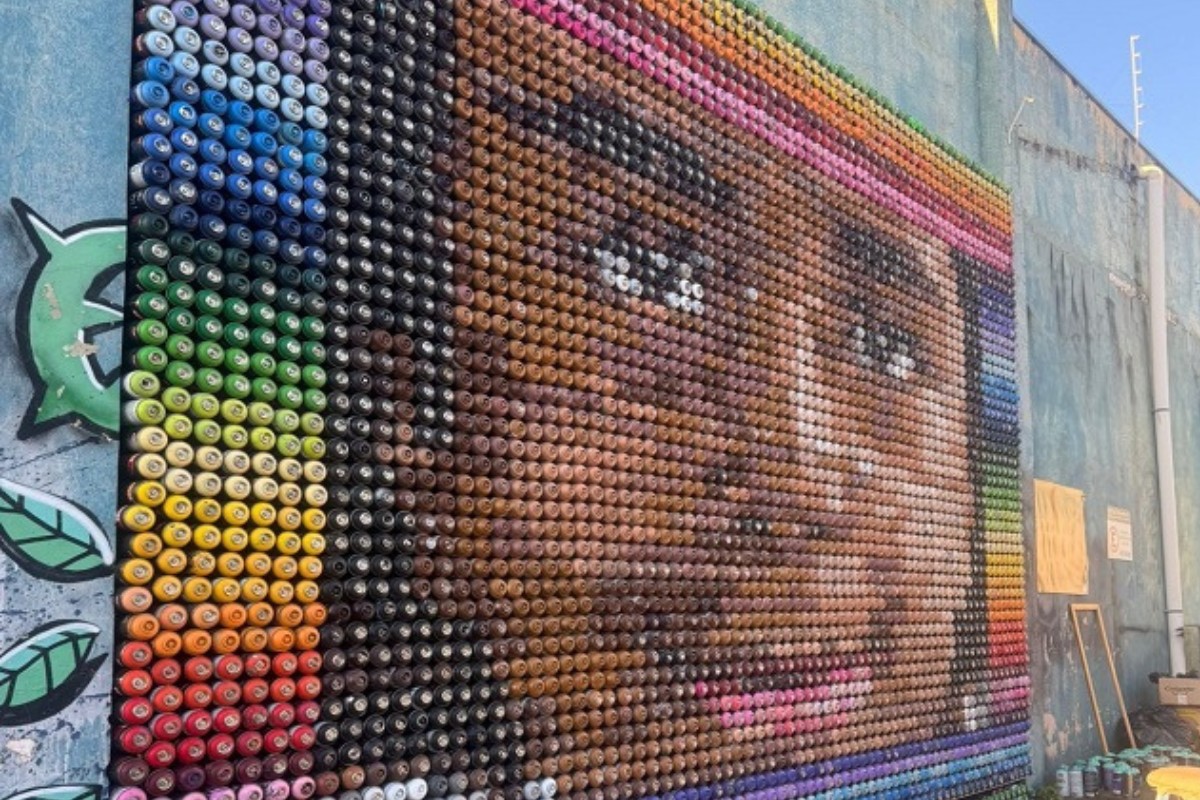 Artistas criam mosaico a partir de latas de tinta spray: ‘Conscientização sobre o descarte correto’, diz idealizador