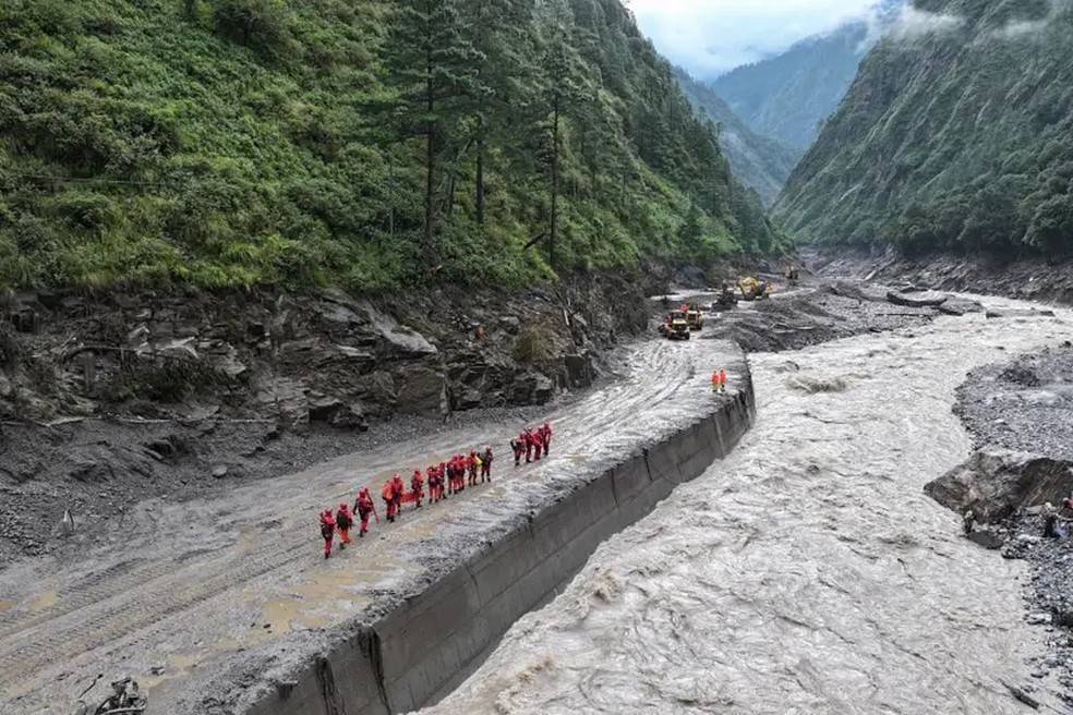 Equipes de resgate trabalham em Shigatse, no Tibete, após inundações e deslizamentos de terra devastadores — Foto: Gongga Laisong/China News Service/VCG via Getty Images via BBC