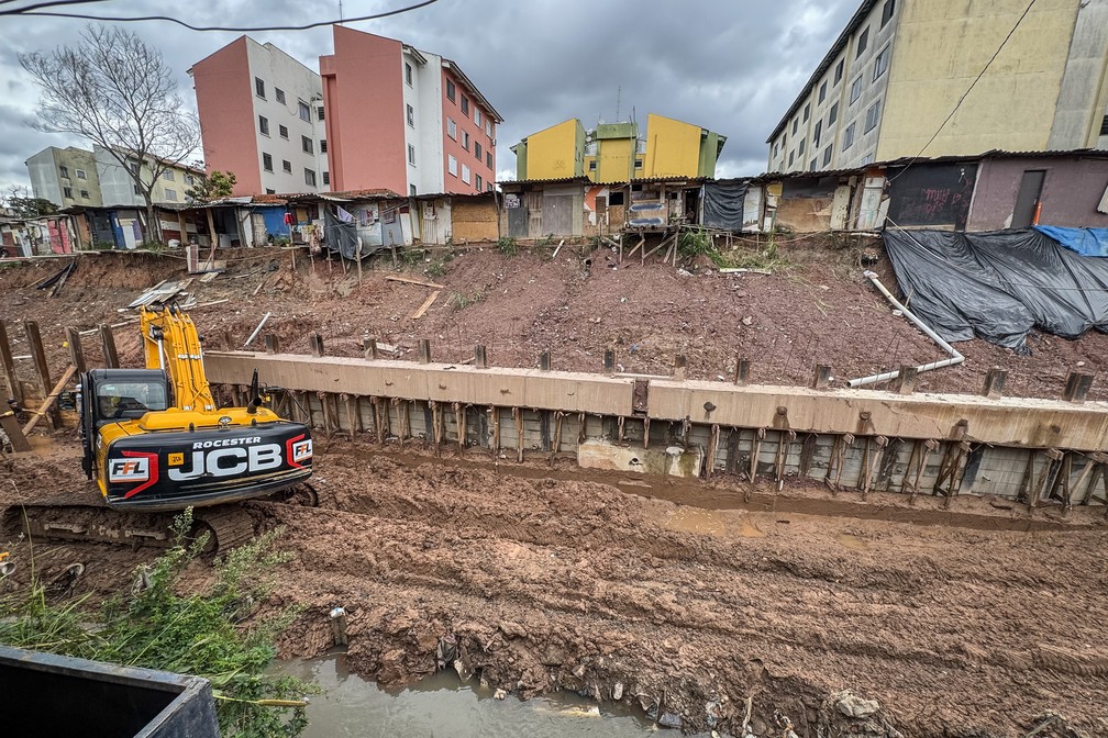 Maquinário pesado é usado na obra de contenção das margens do córrego diante da comunidade Jerusalém, na Zona Sul de São Paulo — Foto: Fábio Tito/g1