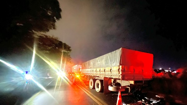 Motociclista morre após bater em caminhão durante engavetamento com carreta em Uberlândia