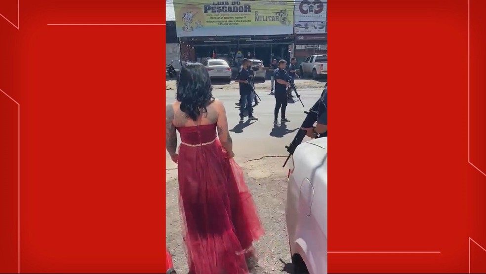 Dama de vermelho faz ensaio de casamento e para trânsito com homens armados