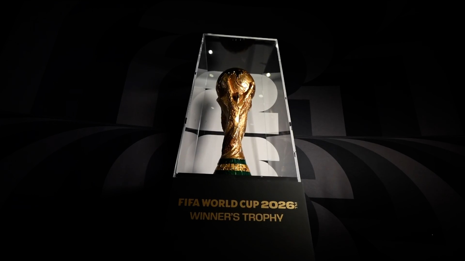 Taça da Copa do Mundo tem 5kg de ouro puro e chega ao estádio para a decisão entre Argentina e Espanha