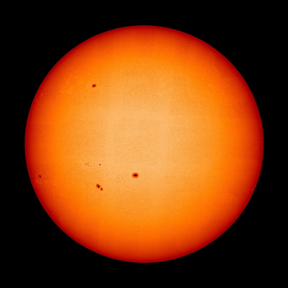 Imagem do Sol em luz visível, capturada por um instrumento a bordo da sonda Solar Orbiter em 22 de março de 2023. — Foto: ESA & NASA/Solar Orbiter/PHI Team