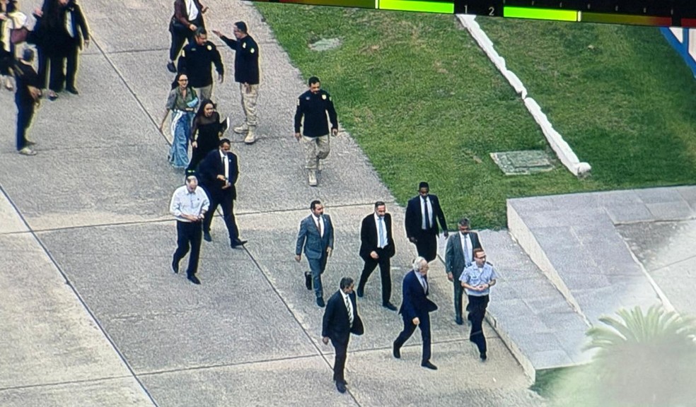 Cláudio Castro (de terno cinza, ao Centro) chega ao Rio para reunião com Lewandowski (à frente, de cabelo branco e terno escuro) — Foto: Diego Haidar/TV Globo