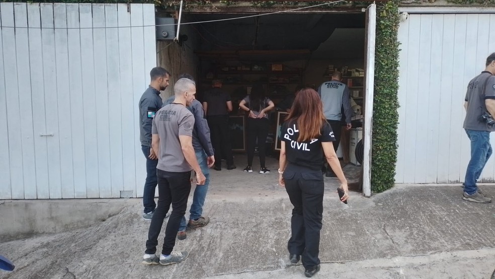 Ação da Polícia Civil para procurar o corpo de Anic na casa de Lourival — Foto: Marcus Wagner/g1