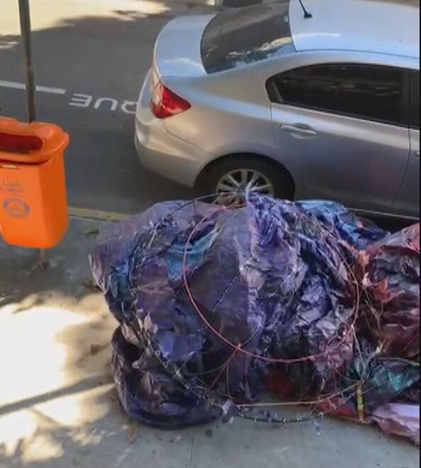 Balões caem em rua na Tijuca; homem é preso e menor apreendido por invasão de propriedade