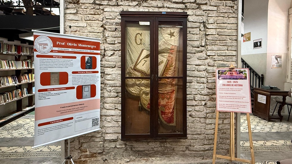 Pendão entregue por Dom Pedro II, em visita ao Recife, em 1859 — Foto: Iris Costa/g1