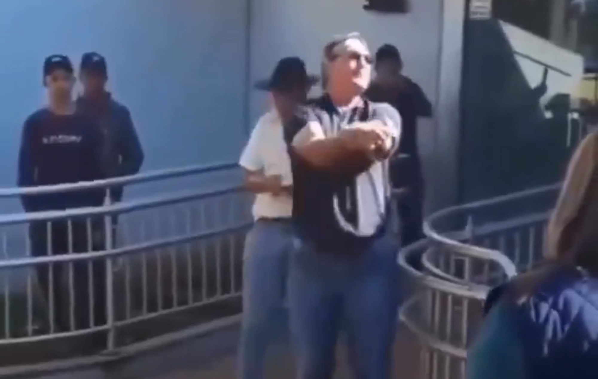 É #FAKE que vídeo mostre produtores do Paraná jogando arroz em protesto contra governo Lula; registro é de 2018