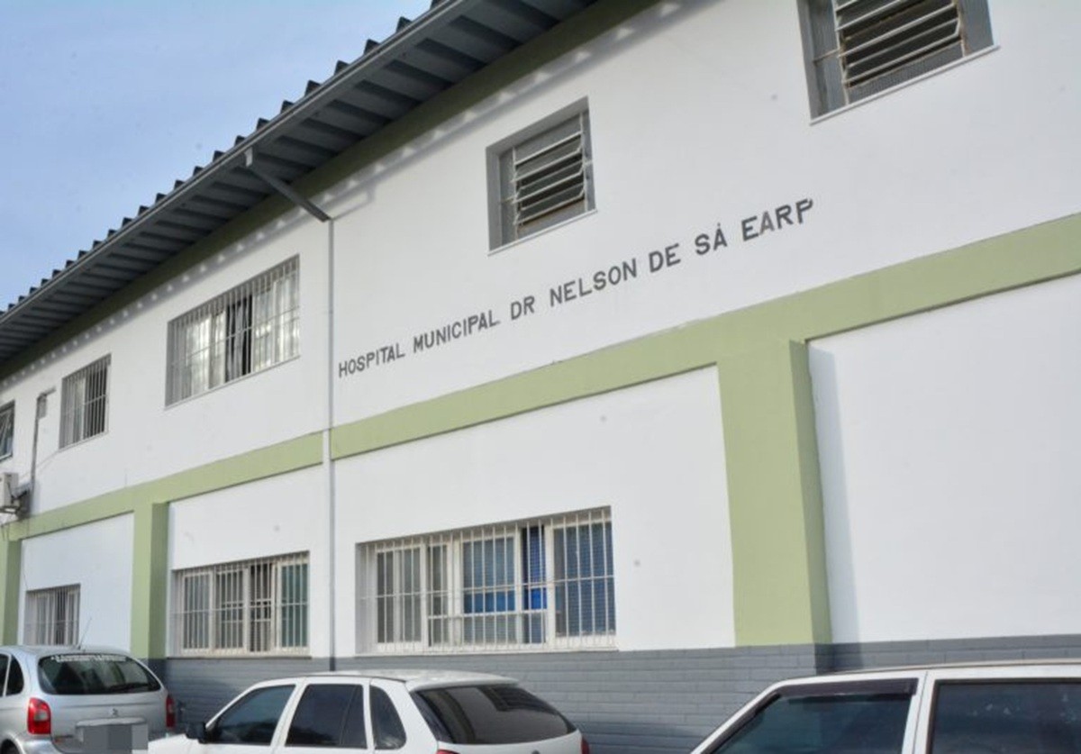 Elevador quebrado do Hospital Municipal Nelson de Sá Earp, adia procedimento de paciente internada em Petrópolis