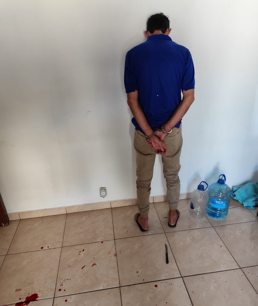 Em Rio das Ostras o homem ameaçou a companheira por telefone e esfaqueou ela quando chegou em casa. — Foto: Reprodução Polícia Militar