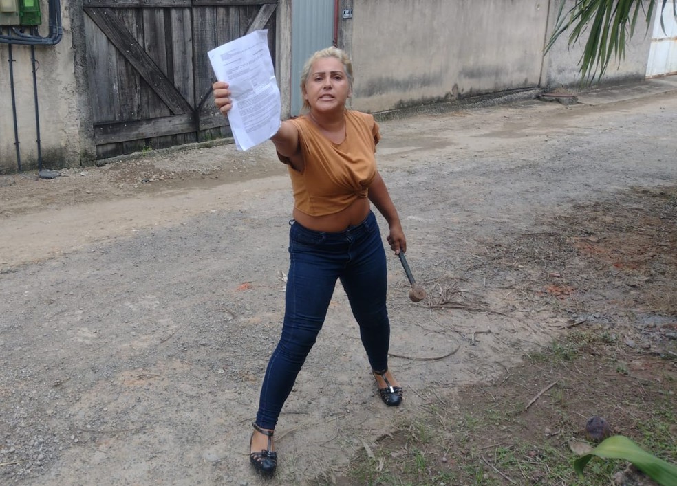 Ana Paula Fernandes aparece segurando martelo quando, segundo seu ex-marido, foi até a casa no estado do Rio de Janeiro o ameaçá-lo em 2023 — Foto: Reprodução