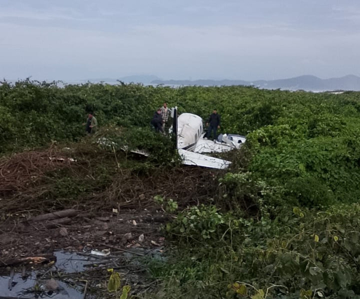 Avião de pequeno porte cai em SC 