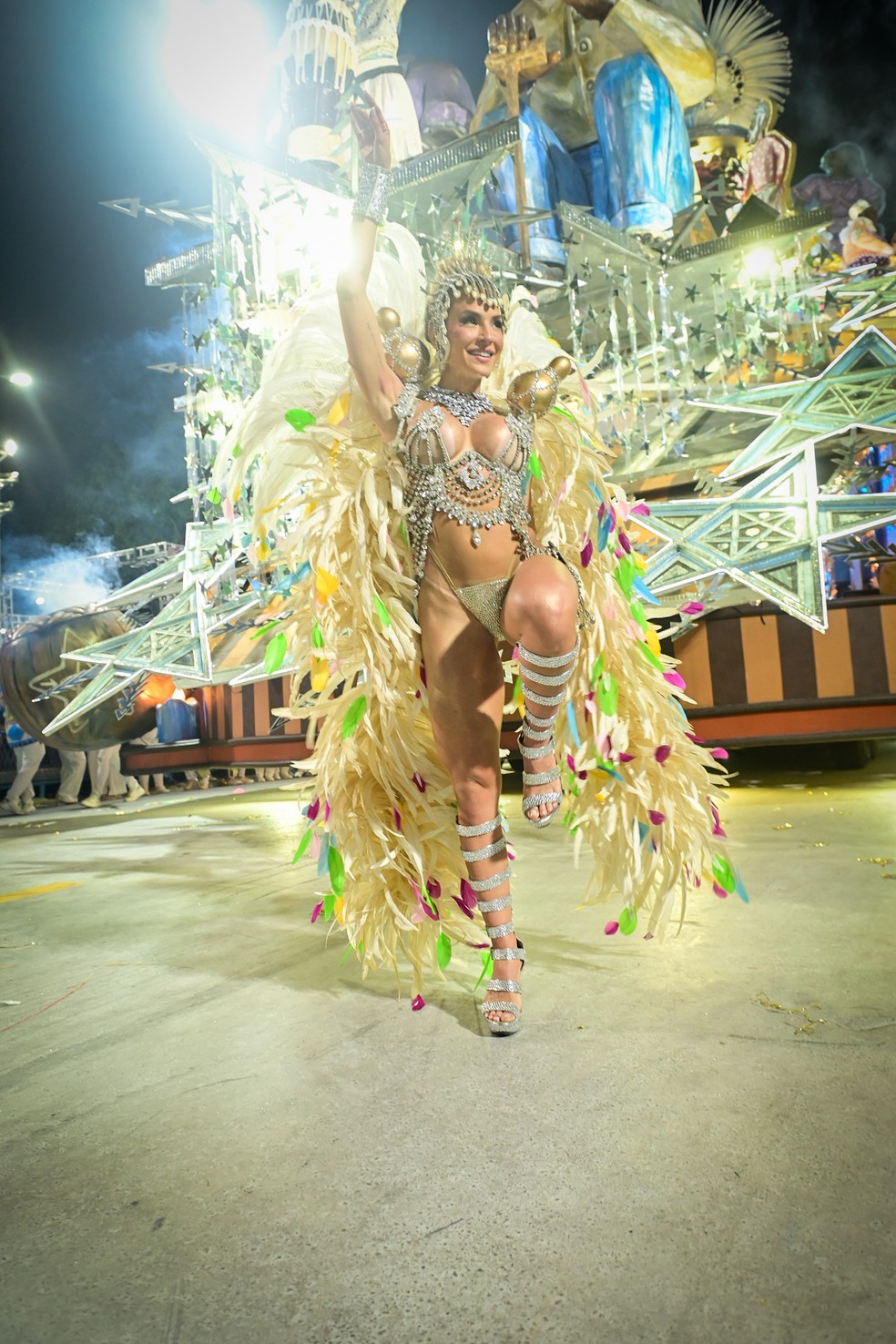 Gabi Martins, musa da Unidos de Vila Isabel, desfila na Sapucaí, na madrugada de quarta (18). — Foto: Leo Franco/AgNews