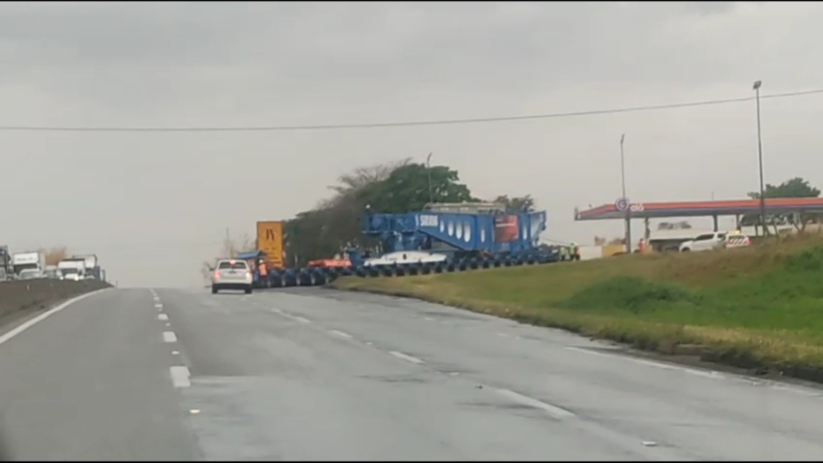 Carga gigante percorre 16 km na Dutra nesta segunda (22) e estaciona em Pindamonhangaba