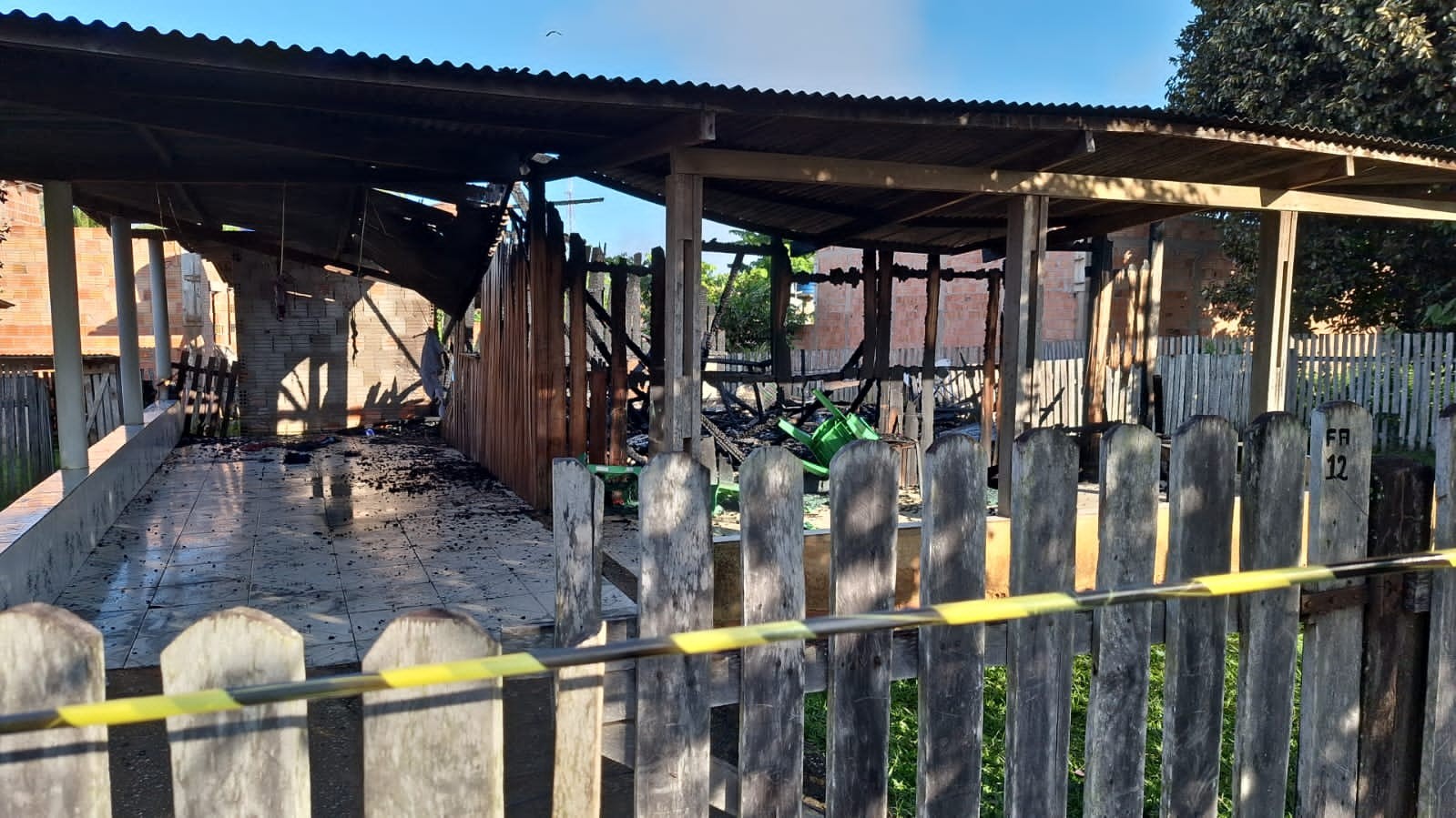 Autônoma tenta reconstruir casa destruída por incêndio no Acre: 'fiquei com a roupa do corpo'