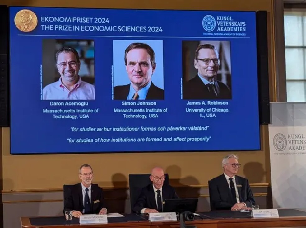 A Fundação Nobel da Suécia entregou o prêmio a Daron Acemoglu, Simon Johnson e James A. Robinson — Foto: Getty Images via BBC