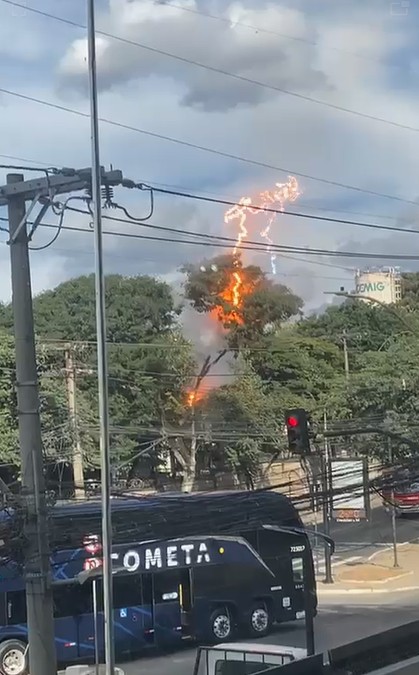 Ônibus bate em torre de transmissão e causa explosão; VÍDEO