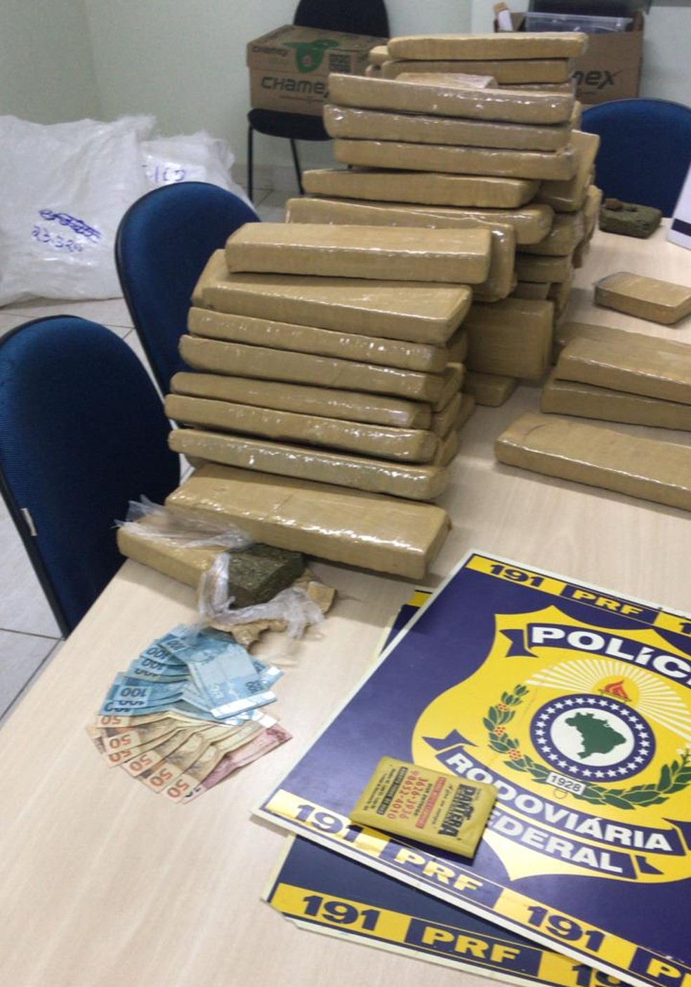Maconha apreendida pela PRF estava em pacotes embalados com filme plástico — Foto: PRF/ Divulgação