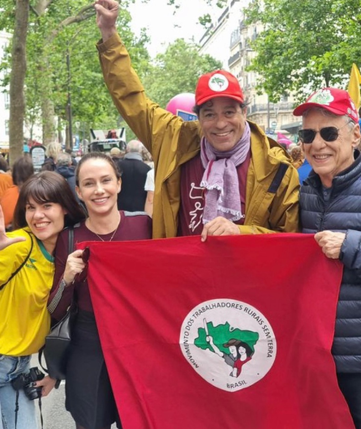 Chico Buarque et Raí participent à une manifestation à Paris contre la montée de l’extrême droite |  Monde
